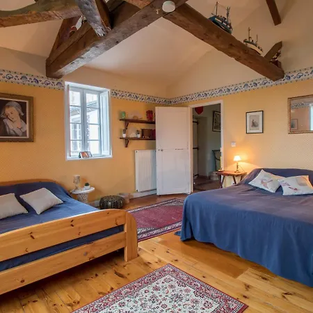 Château De Féligonde Hébergement de vacances